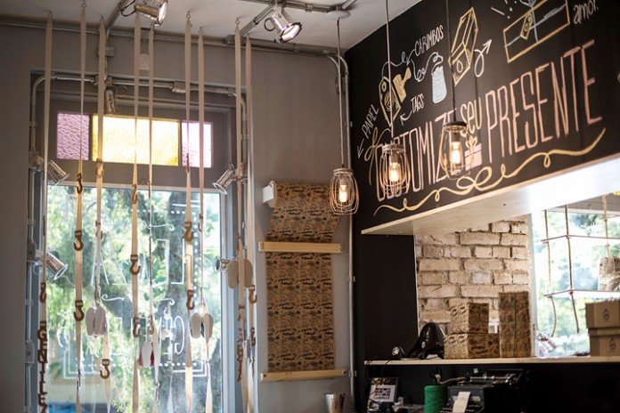 thiet-ke-cua-hang-giay-mang-phong-cach-vui-tuoi-ngo-nghinh-1